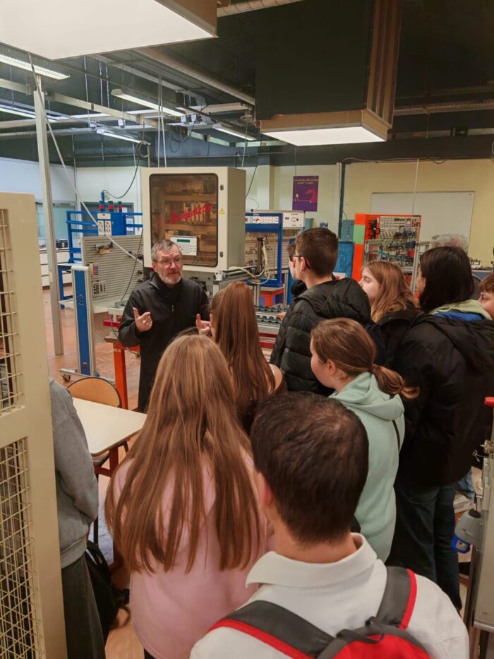 6bc8ba81-a9cb-4781-b4eb-0bfee4b3d8e6